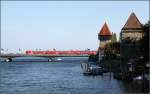 Die Alte Rheinbrücke in Konstanz -    Ein geschobener Doppelstockzug in Richtung Singen überquert den Rhein in Konstanz.
