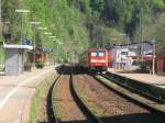 BR 146 239-9 scheibt den IRE 4704 aus dem BAhnhof Triberg heruas.Aufegnommen am 1.5.07