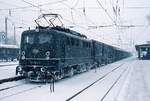 Im Februar 1991 trifft 139 165-5 mit einem Güterzug im Bahnhof Villingen ein