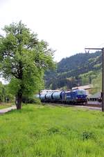 Meine erste Vectron in Fahrt, dabei auch (in meinen Augen) eine schöne, blaue Lokomotive, nämlich 193 493 der WRS mit einem leeren Kerosin-Zug am Haslacher ESig.