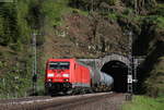 185 305-0 mit dem GC 60242 (Karlsruhe Raffinerie-Rammelswiesen) bei Triberg 22.5.19