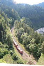 Blick von der Aussichtskanzel des Vierbahnenblicks (www.schwarzwaldbahn-erlebnispfad.de) auf einen am 21.