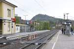 ENGEN (Landkreis Konstanz), 01.05.2023, Blick auf die Gleise 1 und 2 im Bahnhof Engen an der Schwarzwaldbahn; im Hintergrund der Hohenhewen, der Engener Hausberg