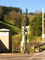 Whrend der Gleisbauarbeiten entlang der Schwarzwaldbahn sind die Schranken des B Nubachs schn eingepackt 16.10.07