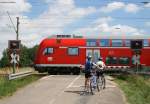 Jetzt gibt es schon Dostos mit extra Fahrradabteil und dann fahren die Leute immer noch mit dem Rad rum ;-): RE 4708 mit Schublok 146 238-1 am B Donaueschingen I 29.6.08