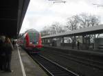 10.12.06 in Radolfzell:  Die neue Schwarzwaldbahn fhrt mit Br 146 und modernen Dostos und lst so mit Br 11 mit n-Wagen ab.