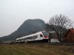 RABe 526  Seehas  als SBB 79840 Konstanz - Engen am km 146,0 vor der Hohentwiel-Kulisse. 28.01.09