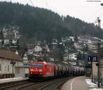 185 184-9 mit dem  CS61760 (Schwenningen-Karlsruhe Knielingen) bei der Durchfahrt Hornberg am 26.2.09