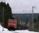 185 091-6 mit dem CS 49153 (Wanne-Eickel- Bludenz (A)) am km 69,2 12.03.09. Der Zug befrdert leere Redbulldosen zum Abfllen