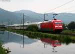 101 013-1  Neulack  mit dem IC 2005 (Emden-Konstanz) am Kanal in Haslach 8.8.09