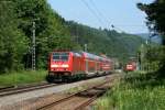 Ein Bild, dass so nicht geplant war. Links die 146 231-6 mit dem IRE 5315 Karlsruhe-Kreuzlingen. Rechts im Hintergrund die 146 236-5 mit dem RE 5306 Kreuzlingen-Karlsruhe. Normalerweise kreuzen sich die Zge etwa bei Hornberg. Weil der linke Zug etwa 5 Minuten Versptung hatte und der rechte pnktlich war, wurde diese Zugkreuzung an dieser Stelle erst mglich. Aufgenommen am 08.06.2013 am stillgelegten Haltepunkt Gutach.