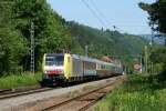 Zum Triberger Schinkenfest 2013 setzte die SVG Stuttgart einen Sonderzug von Renningen nach Triberg ein. Am 08.06.2013 konnte die ES 64 F4 031 (E 189 931) mit dem diesem Zug (DPE 75905 Renningen-Triberg) am stillgelegten Haltepunkt Gutach aufgenommen werden.