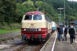 218 105-5 der WestFrankenBahn am 13.09.2014 auf Gleis 3 des Bahnhofs Triberg bei den dortigen Bahnhofstagen.