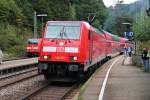 Ausfahrt von der Stuttgarter 146 201, leihweise an das BW Freiburg ausgeliehen, am 13.09.2014 mit einem IRE (Karlsruhe Hbf - Konstanz) aus dem Bahnhof von Triberg.