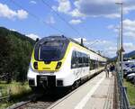 SWEG-Triebwagen 8442 206 der Elztalbahn auf dem Weg von Elzach nach Freiburg, hier bei der Einfahrt in den Bahnhof Oberwinden, Juli 2022