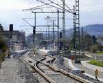 Breisgau S-Bahn, Blick auf den Bahnhofbereich Gottenheim an der Strecke Freiburg-Breisach, nach über einjährigen, umfangreichen Erneuerungsarbeiten und der Neuelektrifizierung seit Februar wieder in Betrieb, März 2020