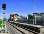 Hugstetten, der Bahnhof an der S-Bahn Strecke Freiburg-Breisach am Rhein, aufgenommen vom Bahnübergang Industriestraße, Juli 2022