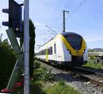 Gottenheim, DB-Triebwagen 1440 der BSB verläßt Gottenheim Richtung Freiburg, April 2024