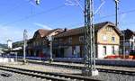 Neustadt im Schwarzwald, das Bahnhofsgebäude von der Gleisseite, das denkmalgeschützte Gebäude an der Höllentalbahn wurde 1887 erbaut, Sept.2019