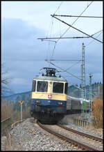 Nachschuss auf die schweizerische Elektrolok 421 387 (IRSI), die am 28.02.2026 mit dem Sonderzug DZ 13400 Zürich - Seebrugg und der führenden 218 155 (NeSA) über die hintere Höllentalbei bei Döggingen fuhr. Die Waggons stellten Prestige Continental Express und Suisse Train Bleu, Veranstalter der Fahrt war Eurovapor.