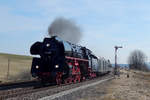 01 519 mit einem Museumszug (Rottweil - Neustadt(Schwarzw)) in Döggingen, 25.03.18.