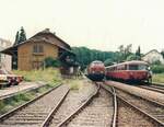 Zugkreuzung 1986 im Bahnhof Döggingen.