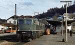 Bundesbahn-Nostalgie 1979 : Eine gepflegte Lok, Gepäckkarren am Zug, Zugführer mit roter Schärpe, indiviudueller  Bahnhofs-Charme  und alles ein wenig entspannter als heute ...