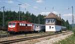 Frisch untersucht und lackiert fährt 139 309 am 23.5.1992 in Titisee ein.