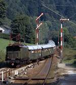 Letzter Blick auf 145 158 als Schiebelok des Sonderzuges, bevor es aus dem Höllental fotografisch in andere Bereiche des Schwarzwaldes geht (Posthalde, September 1982).