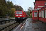 143 050-3 mit einer RB von Seeburgg nach Freiburg (Breisgau) Hbf am Nachmittag des 10.11.13 bei der Ausfahrt aus dem Bahnhof Freiburg-Wiehre.
Am anderen Ende des Zuges leistet 143 042-0 den auf dieser Strecke vorgeschriebenen Vorspann.