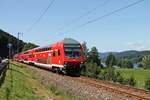 Mit dem Titisee im Hintergrund fuhr am Morgen des 30.07.2017 der D-DB 50 80 80-35 367-7 (Bauart: DABpbzfa 762) zusammen mit der Schublok 146 233-2  Donaueschingen  als RB (Seebrugg - Freiburg (Brsg)