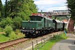 E94 088 zieht für die IG 3-Seenbahn einen Sonderzug und verlässt hier gerade Schluchsee in Richtung Titisee.