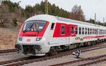 IC 2216  Höllental  (Seebrugg - Koblenz Hbf) mit 101 013 wird von 218 385 an den Bahnsteig in Seebrugg bereit gestellt 21.2.24
