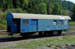 ausgedienter Wohnwerkstattwagen, steht am Endbahnhof der 3-Seen-Bahn in Seebrugg, Aug.2011