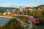 143 350-7 mit 143 856-3 und der RB 26954 von Seebrugg auf dem Weg nach Freiburg (Breisgau) Hbf am Nachmittag des 11.10.15 vor der Kulisse des Ortes Schluchsee.