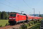 Am Morgen des 30.07.2017 bespannte die Freiburger 146 235-7 eine RB (Freiburg (Brsg) Hbf - Seebrugg), als diese nach dem Bahnhof von Titisee die Seesteige hinauf in Richtung Feldberg Bärental