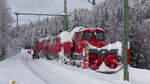 Während in Aha die Weiche von Hand freigeschaufelt wird steht DB 218 456-2 mit Schneepflug und Schneeschleuder und wartet auf die Weiterfahrt über die Dreiseenbahn nach Titisee.