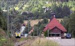 Unser Feriendomizil im Schwarzwald -     Der Bahnhof Feldberg-Bärental an der Dreiseenbahn mit einem S-Bahnzug der Linie S1 von Titisee nach Seebruck.