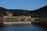 Wintertag bei der Brücke am Schluchsee, 29.12.2025. Der Zug spiegelt sich in der gekrausten Wasserfläche.