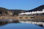 Die Brücke bei Schluchsee ist sehr bekannt. Gibt ja auf der Dreiseenbahn kaum Kunstbauten.  Der Zug ist am 29.12.2025 auf einer winterlichen Dampffahrt unterwegs Richtung Aha.