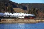 Kamin voran fährt der Dampfzug am 29.12.2025 Richtung Schluchsee.