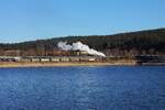 Der Zug hat am 29.1.2025 den Bahnhof Schluchsee verlassen und fährt Richtung Seebrugg.