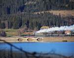 Auf der Dreiseenbahn gibt es kaum Kunstbauten. Die Brücke bei Schluchsee ist daher durchaus bekannt. Der Zug ist am 29.12.2025 auf einer winterlichen Dampffahrt unterwegs Richtung Aha.