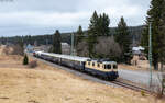 Re 421 387 und 218 155 (Zugschluss) mit dem DRC 13400 (Zürich HB - Seebrugg) bei Altglashütten-Falknau 28.2.26