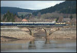 Die schweizerische Elektrolokomotive IRSI 421 387 mit dem Sonderzug DZ 13400 Zürich - Seebrugg  am 28.02.2026 auf der Schluchseebrücke in Schluchsee (Schwarzwald). Die Waggons stellten Prestige Continental Express und Suisse Train Bleu, Veranstalter der Fahrt war Eurovapor.
