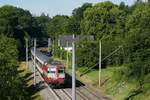 In der Nähe des Waldfriedhofs von Singen zieht Re 4/4 II 11109 am 12.06.2020 den IC 388, Zürich - Stuttgart.
