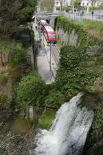 Luft man von berlingen  Ost  nach berlingen  Mitte , kann die Stelle erreicht werden, von der aus Matthias bereits ein Bild gemacht und hier hochgeladen hat. Kurz nach Verlassen des 615 m langen Osttunnels hat RB 22766, Friedrichshafen Stadt - Radolfzell, den Bahnhof / die Haltestelle berlingen erreicht (14.04.2018).