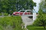 Am 19.05.2019 befindet sich RB 22784 von Friedrichshafen nach Radolfzell bei Fischbach auf der Ende Mrz eingeschobenen neuen Eisenbahnbrcke, die ber eine im Bau befindliche vierspurige