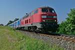 Auf der Fahrt von Singen (Htw) nach Ulm befindet sich 218 399-4 der NeSA am 19.06.2022 mit den Wagen des Radexpress und Ausflugzug SVG 26771 zwischen Kluftern und Fischbach