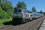 218 468-7 der Regio Infra Service Sachsen GmbH (RIS) mit den Wagen des Radexpress und Ausflugzug SVG 26771 von Singen (Htw) nach Ulm durchfährt am 02.07.2022 die Station Stahringen